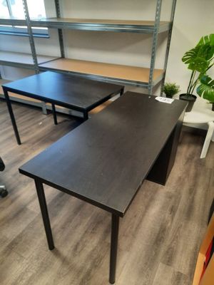 deux bureaux et une chaise dans une pièce