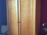 une grande armoire en bois dans le coin d'une pièce