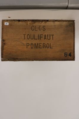 une affiche accrochée au mur sur laquelle on peut lire « Toileaut Pomerol »
