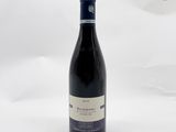 une bouteille de vin posée sur une table