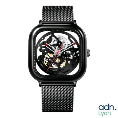 un gros plan d'une montre avec un bracelet en maille noire
