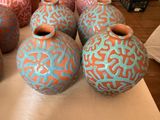 cinq vases posés sur une table