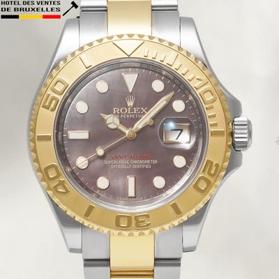 une montre Rolex exposée sur une table