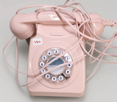un téléphone rose posé sur une table