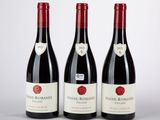 trois bouteilles de vin rouge posées côte à côte sur une table
