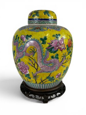 une image représentant un vase jaune orné d'un dragon et de fleurs