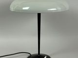 une lampe de table noire et blanche dotée d'un abat-jour en verre