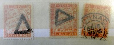 trois timbres aux motifs différents sur un fond blanc