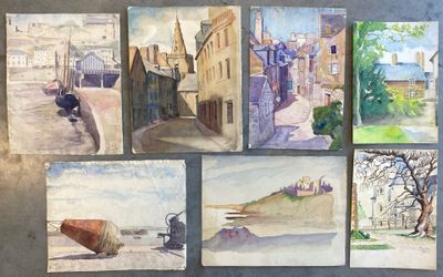 plusieurs aquarelles représentant une rue et des bâtiments accrochées à un mur
