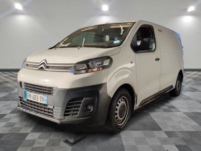 la camionnette blanche est garée sur le sol en damier d'une pièce