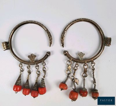 paire de boucles d'oreilles argentées et couleur corail, ornées de perles pendantes