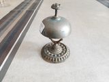 un petit objet métallique posé sur une table recouverte d'une nappe rayée