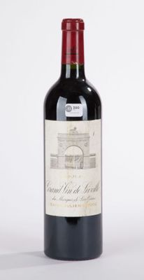 une bouteille de vin posée sur une table