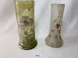 deux vases posés l'un à côté de l'autre sur une surface blanche