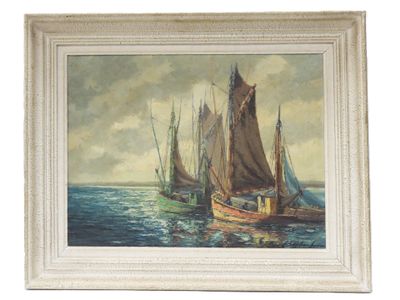 une peinture à l'huile représentant des bateaux en mer, avec un ciel nuageux en arrière-plan