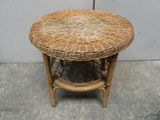 une table en osier sur laquelle est posé un panier