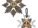 une paire de médailles en argent et en or ornées de pierres bleues