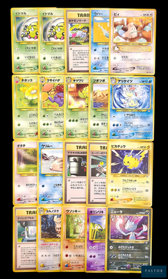 beaucoup de cartes pokemon sur la table