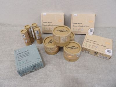 beaucoup de cartons et de colis posés sur une table