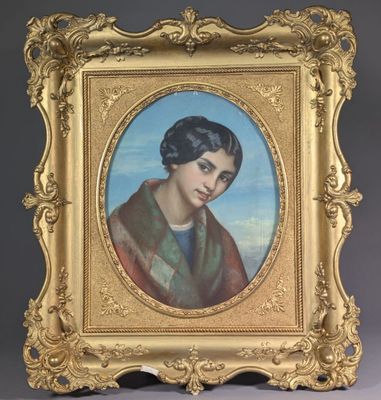 portrait d'une femme dans un cadre doré, portant un châle vert