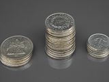 des pièces empilées les unes sur les autres sur une surface réfléchissante