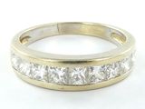 une photo d'une alliance sertie de diamants taille princesse