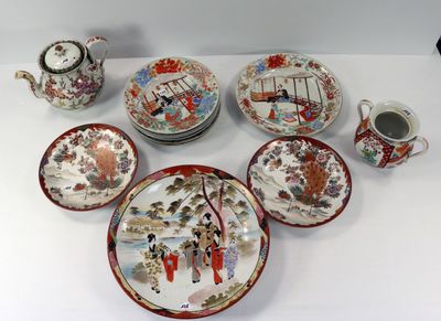 il y a beaucoup d'assiettes et de tasses asiatiques sur la table