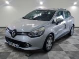 la voiture argentée est garée dans le garage sur le sol en damier