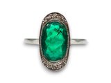 Gros plan sur une bague contenant une pierre verte