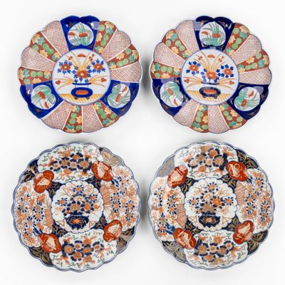 un lot de quatre assiettes en porcelaine japonaise d'Imari