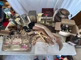 une table sur laquelle se trouvent de nombreux objets
