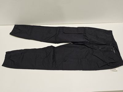 pantalon cargo noir avec des fermetures éclair et des poches sur un fond blanc