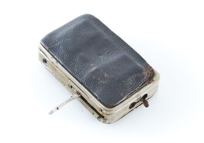 un vieux téléphone portable posé sur une surface blanche