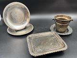 trois couverts sont posés sur une table noire