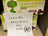 une pancarte posée sur le comptoir sur laquelle on peut lire « Easy Bride »