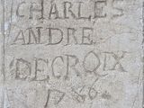 un panneau en pierre sur lequel on peut lire « Charles » et « le boîtier électrique »