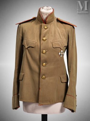 une vieille veste militaire posée sur un mannequin, devant un fond blanc