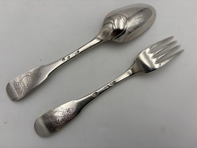 Couvert de table en argent, modèle uniplat à spatule armorié…