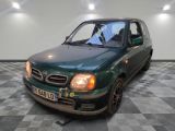 la photo d'une voiture verte garée dans un garage