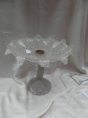 un plat à gâteau en verre orné d'un anneau doré