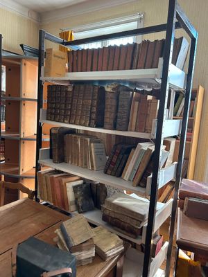 une pièce avec beaucoup de livres sur les étagères