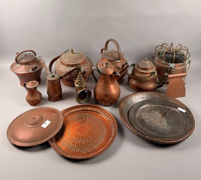 Suite de cuivres et diverses pièces de forme dont verseuses …