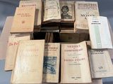 plusieurs livres sont empilés sur une table