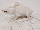 statue d'un sanglier blanc posée sur une surface en marbre, avec un fond blanc