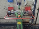 une machine posée sur une table dans une pièce
