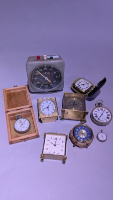 de nombreux types d'horloges et de montres sur la table