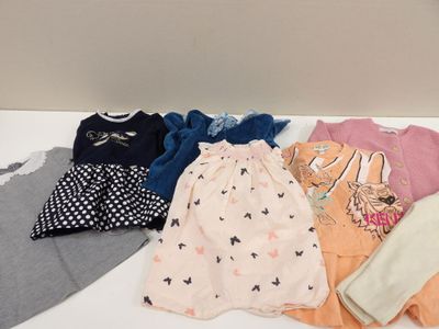 beaucoup de vêtements posés sur une table