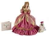 une jolie femme en robe rose accompagnée d'un chien blanc