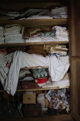 Contenu de l'armoire 246: linge de maison, pots de confiture… - Photo 1