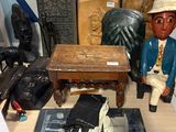 une table sur laquelle se trouvent de nombreux objets